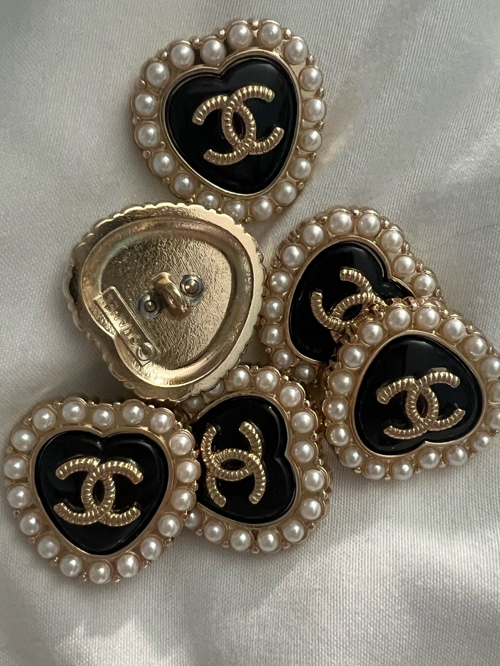 Heart ❤️(Set of 6)22mm/CC/Black enamel/fauxPearl/Golden Metal shank button/stamp